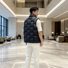 Moncler 蒙口 2026秋冬百搭立领羽绒马甲 ▫️填充工艺:方格分仓锁绒,均匀蓬松,持久保暖不跑绒 ▫️版型设计: Moncler 蒙口 2026秋冬百搭立领羽绒马甲 ▫️填充工艺:方格分仓锁绒,均匀蓬松,持久保暖不跑绒 ▫️版型设计: