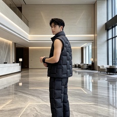 Moncler 蒙口 2026秋冬百搭立领羽绒马甲 ▫️填充工艺:方格分仓锁绒,均匀蓬松,持久保暖不跑绒 ▫️版型设计: Moncler 蒙口 2026秋冬百搭立领羽绒马甲 ▫️填充工艺:方格分仓锁绒,均匀蓬松,持久保暖不跑绒 ▫️版型设计: