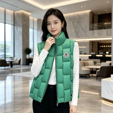 Moncler 蒙口 2026秋冬百搭立领羽绒马甲 ▫️填充工艺:方格分仓锁绒,均匀蓬松,持久保暖不跑绒 ▫️版型设计: Moncler 蒙口 2026秋冬百搭立领羽绒马甲 ▫️填充工艺:方格分仓锁绒,均匀蓬松,持久保暖不跑绒 ▫️版型设计: