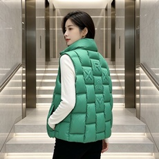 Moncler 蒙口 2026秋冬百搭立领羽绒马甲 ▫️填充工艺:方格分仓锁绒,均匀蓬松,持久保暖不跑绒 ▫️版型设计: Moncler 蒙口 2026秋冬百搭立领羽绒马甲 ▫️填充工艺:方格分仓锁绒,均匀蓬松,持久保暖不跑绒 ▫️版型设计: