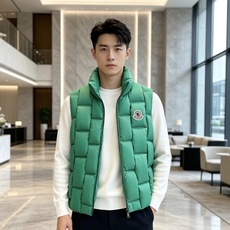 Moncler 蒙口 2026秋冬百搭立领羽绒马甲 ▫️填充工艺:方格分仓锁绒,均匀蓬松,持久保暖不跑绒 ▫️版型设计: Moncler 蒙口 2026秋冬百搭立领羽绒马甲 ▫️填充工艺:方格分仓锁绒,均匀蓬松,持久保暖不跑绒 ▫️版型设计: