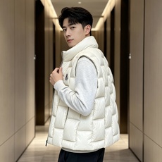 Moncler 蒙口 2026秋冬百搭立领羽绒马甲 ▫️填充工艺:方格分仓锁绒,均匀蓬松,持久保暖不跑绒 ▫️版型设计: Moncler 蒙口 2026秋冬百搭立领羽绒马甲 ▫️填充工艺:方格分仓锁绒,均匀蓬松,持久保暖不跑绒 ▫️版型设计: