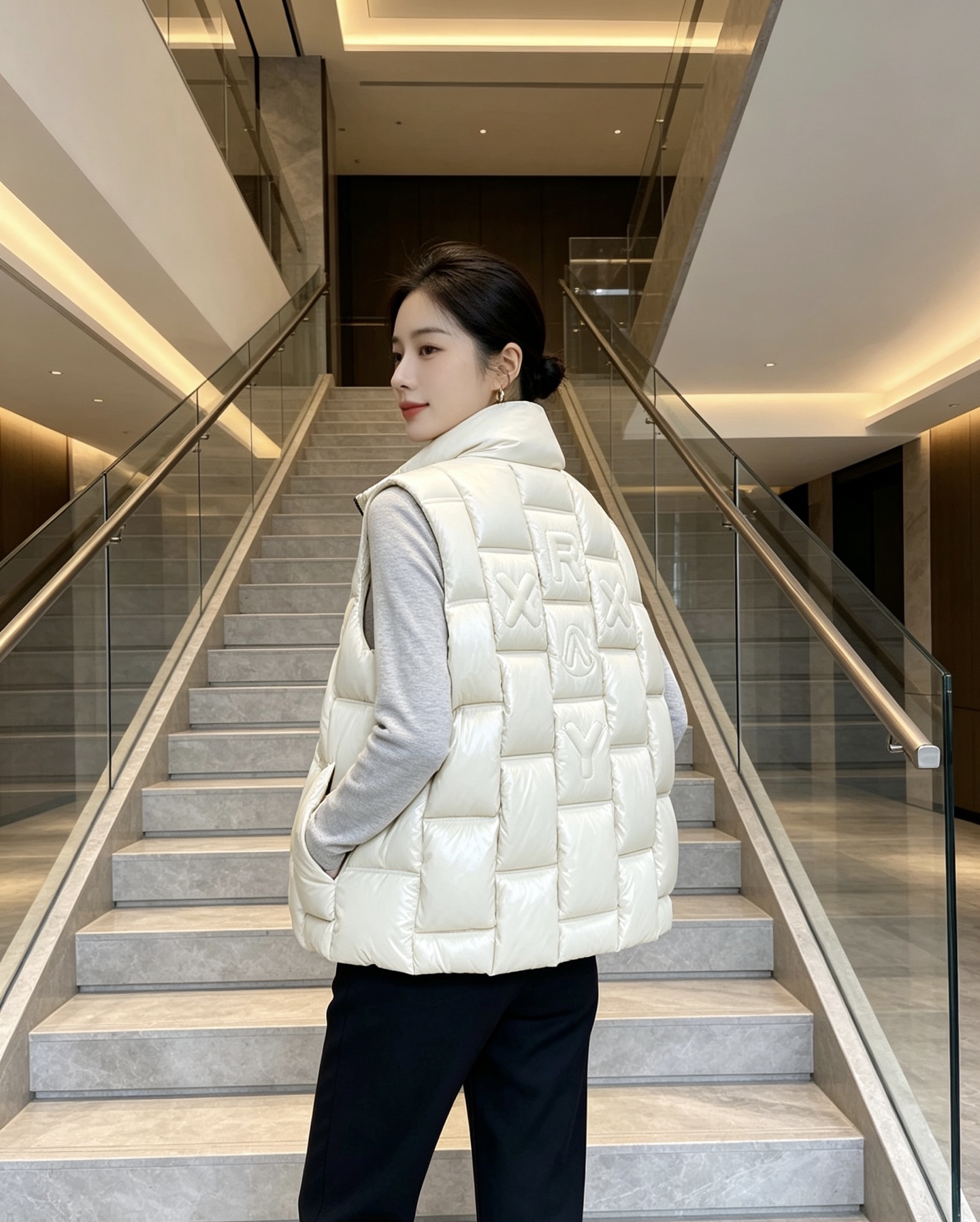Moncler 蒙口 2026秋冬百搭立领羽绒马甲 ▫️填充工艺:方格分仓锁绒,均匀蓬松,持久保暖不跑绒 ▫️版型设计: Moncler 蒙口 2026秋冬百搭立领羽绒马甲 ▫️填充工艺:方格分仓锁绒,均匀蓬松,持久保暖不跑绒 ▫️版型设计: