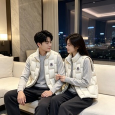 Moncler 蒙口 2026秋冬百搭立领羽绒马甲 ▫️填充工艺:方格分仓锁绒,均匀蓬松,持久保暖不跑绒 ▫️版型设计: Moncler 蒙口 2026秋冬百搭立领羽绒马甲 ▫️填充工艺:方格分仓锁绒,均匀蓬松,持久保暖不跑绒 ▫️版型设计: