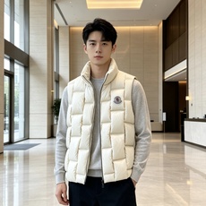 Moncler 蒙口 2026秋冬百搭立领羽绒马甲 ▫️填充工艺:方格分仓锁绒,均匀蓬松,持久保暖不跑绒 ▫️版型设计: Moncler 蒙口 2026秋冬百搭立领羽绒马甲 ▫️填充工艺:方格分仓锁绒,均匀蓬松,持久保暖不跑绒 ▫️版型设计: