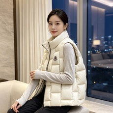 Moncler 蒙口 2026秋冬百搭立领羽绒马甲 ▫️填充工艺:方格分仓锁绒,均匀蓬松,持久保暖不跑绒 ▫️版型设计: Moncler 蒙口 2026秋冬百搭立领羽绒马甲 ▫️填充工艺:方格分仓锁绒,均匀蓬松,持久保暖不跑绒 ▫️版型设计: