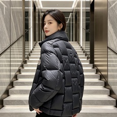 Moncler 蒙口 2026秋冬立领羽绒服上新 方格分仓锁绒,蓬松保暖不跑绒,上身轻盈不臃肿 加高立领+双头拉链防风, Moncler 蒙口 2026秋冬立领羽绒服上新 方格分仓锁绒,蓬松保暖不跑绒,上身轻盈不臃肿 加高立领+双头拉链防风,