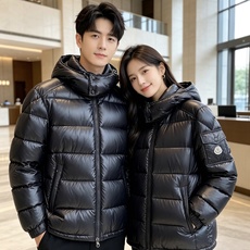 最高版本 Moncler 蒙口 2026秋冬玛雅经典连帽羽绒服 品牌常青热销玛雅基础版型 分段方格锁绒填充,轻盈蓬松,上 最高版本 Moncler 蒙口 2026秋冬玛雅经典连帽羽绒服 品牌常青热销玛雅基础版型 分段方格锁绒填充,轻盈蓬松,上