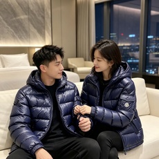 最高版本 Moncler 蒙口 2026秋冬玛雅经典连帽羽绒服 品牌常青热销玛雅基础版型 分段方格锁绒填充,轻盈蓬松,上 最高版本 Moncler 蒙口 2026秋冬玛雅经典连帽羽绒服 品牌常青热销玛雅基础版型 分段方格锁绒填充,轻盈蓬松,上
