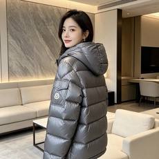 最高版本 Moncler 蒙口 2026秋冬玛雅经典连帽羽绒服 品牌常青热销玛雅基础版型 分段方格锁绒填充,轻盈蓬松,上 最高版本 Moncler 蒙口 2026秋冬玛雅经典连帽羽绒服 品牌常青热销玛雅基础版型 分段方格锁绒填充,轻盈蓬松,上