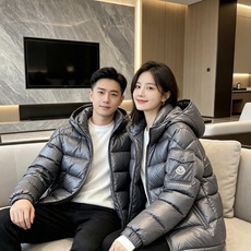 最高版本 Moncler 蒙口 2026秋冬玛雅经典连帽羽绒服 品牌常青热销玛雅基础版型 分段方格锁绒填充,轻盈蓬松,上 最高版本 Moncler 蒙口 2026秋冬玛雅经典连帽羽绒服 品牌常青热销玛雅基础版型 分段方格锁绒填充,轻盈蓬松,上