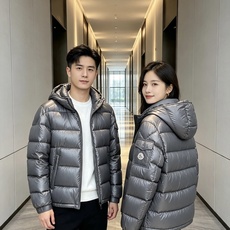最高版本 Moncler 蒙口 2026秋冬玛雅经典连帽羽绒服 品牌常青热销玛雅基础版型 分段方格锁绒填充,轻盈蓬松,上 最高版本 Moncler 蒙口 2026秋冬玛雅经典连帽羽绒服 品牌常青热销玛雅基础版型 分段方格锁绒填充,轻盈蓬松,上