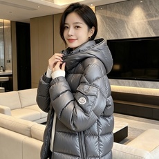 最高版本 Moncler 蒙口 2026秋冬玛雅经典连帽羽绒服 品牌常青热销玛雅基础版型 分段方格锁绒填充,轻盈蓬松,上 最高版本 Moncler 蒙口 2026秋冬玛雅经典连帽羽绒服 品牌常青热销玛雅基础版型 分段方格锁绒填充,轻盈蓬松,上
