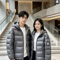最高版本 Moncler 蒙口 2026秋冬玛雅经典连帽羽绒服 品牌常青热销玛雅基础版型 分段方格锁绒填充,轻盈蓬松,上 最高版本 Moncler 蒙口 2026秋冬玛雅经典连帽羽绒服 品牌常青热销玛雅基础版型 分段方格锁绒填充,轻盈蓬松,上