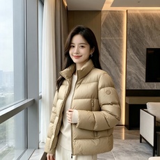 Moncler 蒙口 2026秋冬新款立领羽绒服 甄选95高品质白鸭绒填充,蓬松度拉满,轻软上身毫无负重感 极简立领双拉 Moncler 蒙口 2026秋冬新款立领羽绒服 甄选95高品质白鸭绒填充,蓬松度拉满,轻软上身毫无负重感 极简立领双拉