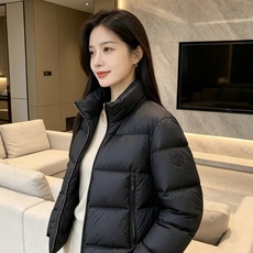 Moncler 蒙口 2026秋冬新款立领羽绒服 甄选95高品质白鸭绒填充,蓬松度拉满,轻软上身毫无负重感 极简立领双拉 Moncler 蒙口 2026秋冬新款立领羽绒服 甄选95高品质白鸭绒填充,蓬松度拉满,轻软上身毫无负重感 极简立领双拉