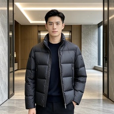 Moncler 蒙口 2026秋冬新款立领羽绒服 甄选95高品质白鸭绒填充,蓬松度拉满,轻软上身毫无负重感 极简立领双拉 Moncler 蒙口 2026秋冬新款立领羽绒服 甄选95高品质白鸭绒填充,蓬松度拉满,轻软上身毫无负重感 极简立领双拉