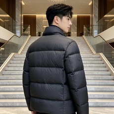 Moncler 蒙口 2026秋冬新款立领羽绒服 甄选95高品质白鸭绒填充,蓬松度拉满,轻软上身毫无负重感 极简立领双拉 Moncler 蒙口 2026秋冬新款立领羽绒服 甄选95高品质白鸭绒填充,蓬松度拉满,轻软上身毫无负重感 极简立领双拉