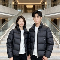 Moncler 蒙口 2026秋冬新款立领羽绒服 甄选95高品质白鸭绒填充,蓬松度拉满,轻软上身毫无负重感 极简立领双拉 Moncler 蒙口 2026秋冬新款立领羽绒服 甄选95高品质白鸭绒填充,蓬松度拉满,轻软上身毫无负重感 极简立领双拉