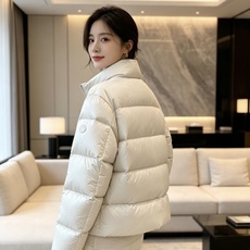 Moncler 蒙口 2026秋冬新款立领羽绒服 甄选95高品质白鸭绒填充,蓬松度拉满,轻软上身毫无负重感 极简立领双拉 Moncler 蒙口 2026秋冬新款立领羽绒服 甄选95高品质白鸭绒填充,蓬松度拉满,轻软上身毫无负重感 极简立领双拉