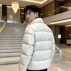 Moncler 蒙口 2026秋冬新款立领羽绒服 甄选95高品质白鸭绒填充,蓬松度拉满,轻软上身毫无负重感 极简立领双拉 Moncler 蒙口 2026秋冬新款立领羽绒服 甄选95高品质白鸭绒填充,蓬松度拉满,轻软上身毫无负重感 极简立领双拉