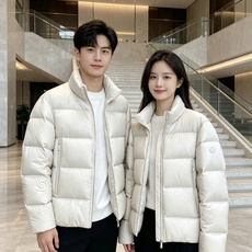 Moncler 蒙口 2026秋冬新款立领羽绒服 甄选95高品质白鸭绒填充,蓬松度拉满,轻软上身毫无负重感 极简立领双拉 Moncler 蒙口 2026秋冬新款立领羽绒服 甄选95高品质白鸭绒填充,蓬松度拉满,轻软上身毫无负重感 极简立领双拉