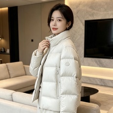 Moncler 蒙口 2026秋冬新款立领羽绒服 甄选95高品质白鸭绒填充,蓬松度拉满,轻软上身毫无负重感 极简立领双拉 Moncler 蒙口 2026秋冬新款立领羽绒服 甄选95高品质白鸭绒填充,蓬松度拉满,轻软上身毫无负重感 极简立领双拉