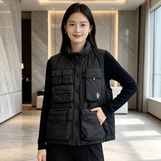 Moncler 蒙口 2026秋冬新款户外工装羽绒马甲上新✨ 填充90高纯度白鸭绒,轻盈保暖无臃肿感 多口袋工装立体剪裁 Moncler 蒙口 2026秋冬新款户外工装羽绒马甲上新✨ 填充90高纯度白鸭绒,轻盈保暖无臃肿感 多口袋工装立体剪裁
