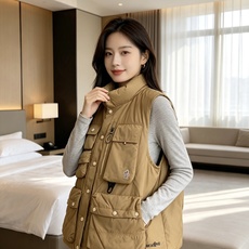 Moncler 蒙口 2026秋冬新款户外工装羽绒马甲上新✨ 填充90高纯度白鸭绒,轻盈保暖无臃肿感 多口袋工装立体剪裁 Moncler 蒙口 2026秋冬新款户外工装羽绒马甲上新✨ 填充90高纯度白鸭绒,轻盈保暖无臃肿感 多口袋工装立体剪裁