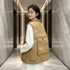 Moncler 蒙口 2026秋冬新款户外工装羽绒马甲上新✨ 填充90高纯度白鸭绒,轻盈保暖无臃肿感 多口袋工装立体剪裁 Moncler 蒙口 2026秋冬新款户外工装羽绒马甲上新✨ 填充90高纯度白鸭绒,轻盈保暖无臃肿感 多口袋工装立体剪裁
