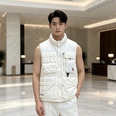 Moncler 蒙口 2026秋冬新款户外工装羽绒马甲上新✨ 填充90高纯度白鸭绒,轻盈保暖无臃肿感 多口袋工装立体剪裁 Moncler 蒙口 2026秋冬新款户外工装羽绒马甲上新✨ 填充90高纯度白鸭绒,轻盈保暖无臃肿感 多口袋工装立体剪裁