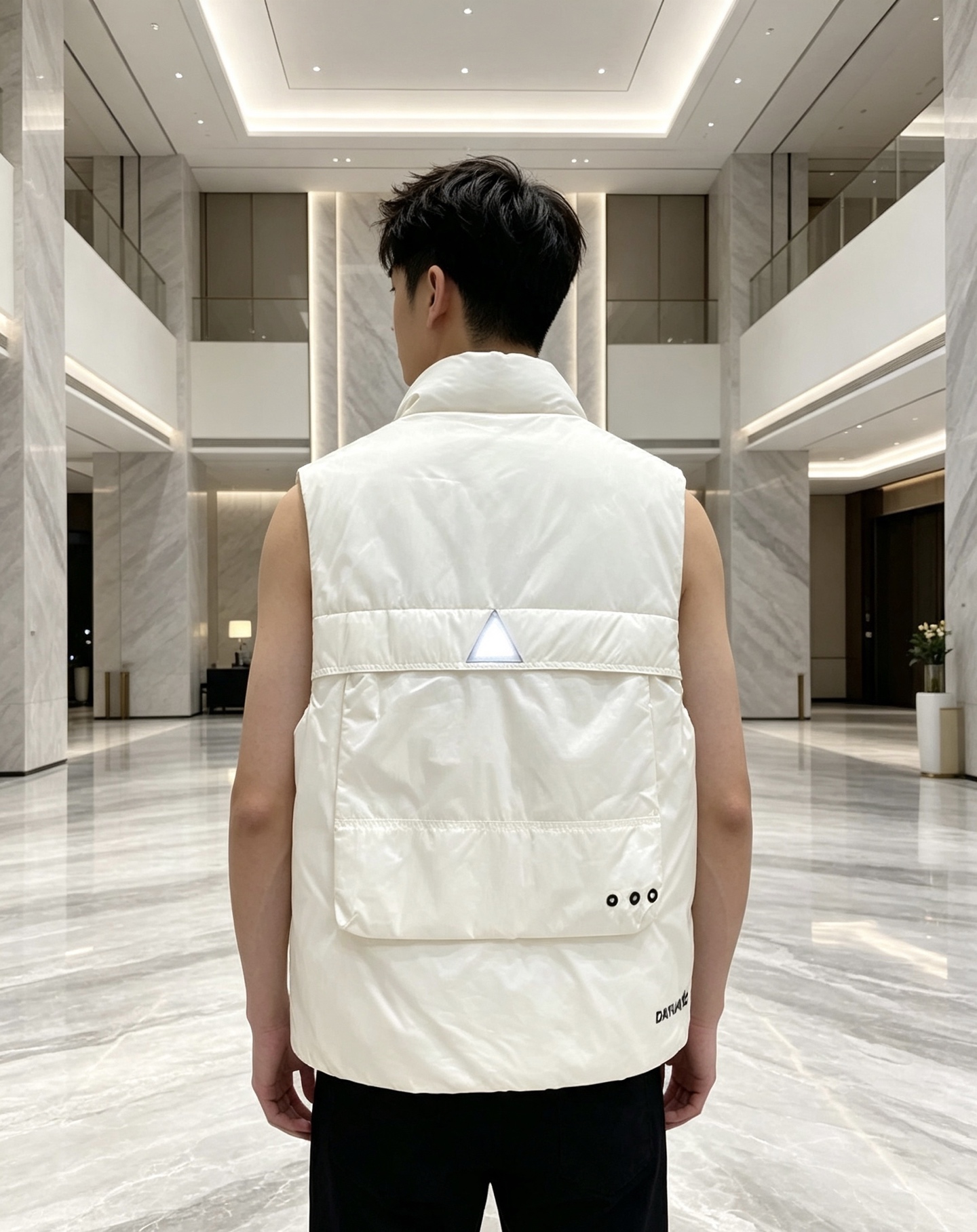 Moncler 蒙口 2026秋冬新款户外工装羽绒马甲上新✨ 填充90高纯度白鸭绒，轻盈保暖无臃肿感 多口袋工装立体剪裁