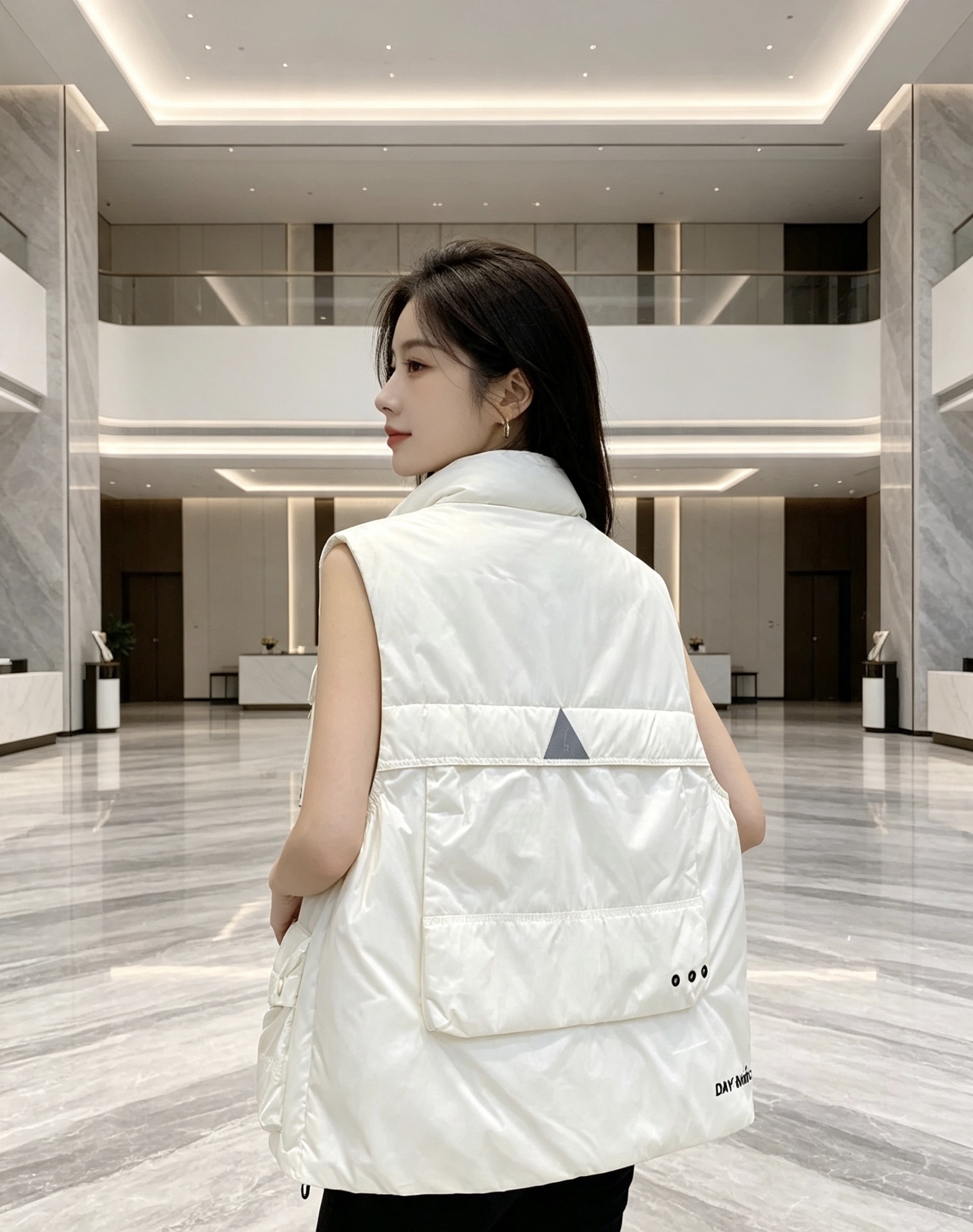 Moncler 蒙口 2026秋冬新款户外工装羽绒马甲上新✨ 填充90高纯度白鸭绒，轻盈保暖无臃肿感 多口袋工装立体剪裁