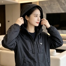 Prada 普拉达 2026秋冬新款连帽轻薄羽绒服,90白鸭绒填充,轻便柔和不压身 防水防风顺滑面料,经典三角标简约大气 Prada 普拉达 2026秋冬新款连帽轻薄羽绒服,90白鸭绒填充,轻便柔和不压身 防水防风顺滑面料,经典三角标简约大气