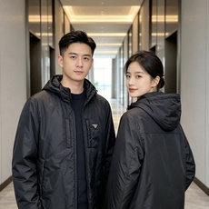 Prada 普拉达 2026秋冬新款连帽轻薄羽绒服,90白鸭绒填充,轻便柔和不压身 防水防风顺滑面料,经典三角标简约大气 Prada 普拉达 2026秋冬新款连帽轻薄羽绒服,90白鸭绒填充,轻便柔和不压身 防水防风顺滑面料,经典三角标简约大气
