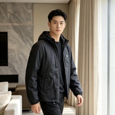 Prada 普拉达 2026秋冬新款连帽轻薄羽绒服,90白鸭绒填充,轻便柔和不压身 防水防风顺滑面料,经典三角标简约大气 Prada 普拉达 2026秋冬新款连帽轻薄羽绒服,90白鸭绒填充,轻便柔和不压身 防水防风顺滑面料,经典三角标简约大气