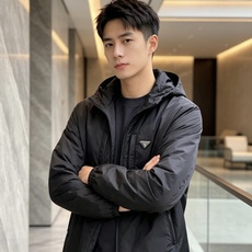 Prada 普拉达 2026秋冬新款连帽轻薄羽绒服,90白鸭绒填充,轻便柔和不压身 防水防风顺滑面料,经典三角标简约大气 Prada 普拉达 2026秋冬新款连帽轻薄羽绒服,90白鸭绒填充,轻便柔和不压身 防水防风顺滑面料,经典三角标简约大气