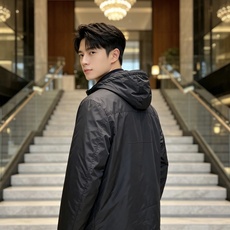 Prada 普拉达 2026秋冬新款连帽轻薄羽绒服,90白鸭绒填充,轻便柔和不压身 防水防风顺滑面料,经典三角标简约大气 Prada 普拉达 2026秋冬新款连帽轻薄羽绒服,90白鸭绒填充,轻便柔和不压身 防水防风顺滑面料,经典三角标简约大气