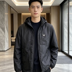 Prada 普拉达 2026秋冬新款连帽轻薄羽绒服,90白鸭绒填充,轻便柔和不压身 防水防风顺滑面料,经典三角标简约大气 Prada 普拉达 2026秋冬新款连帽轻薄羽绒服,90白鸭绒填充,轻便柔和不压身 防水防风顺滑面料,经典三角标简约大气