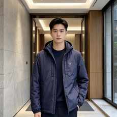 Prada 普拉达 2026秋冬新款连帽轻薄羽绒服,90白鸭绒填充,轻便柔和不压身 防水防风顺滑面料,经典三角标简约大气 Prada 普拉达 2026秋冬新款连帽轻薄羽绒服,90白鸭绒填充,轻便柔和不压身 防水防风顺滑面料,经典三角标简约大气