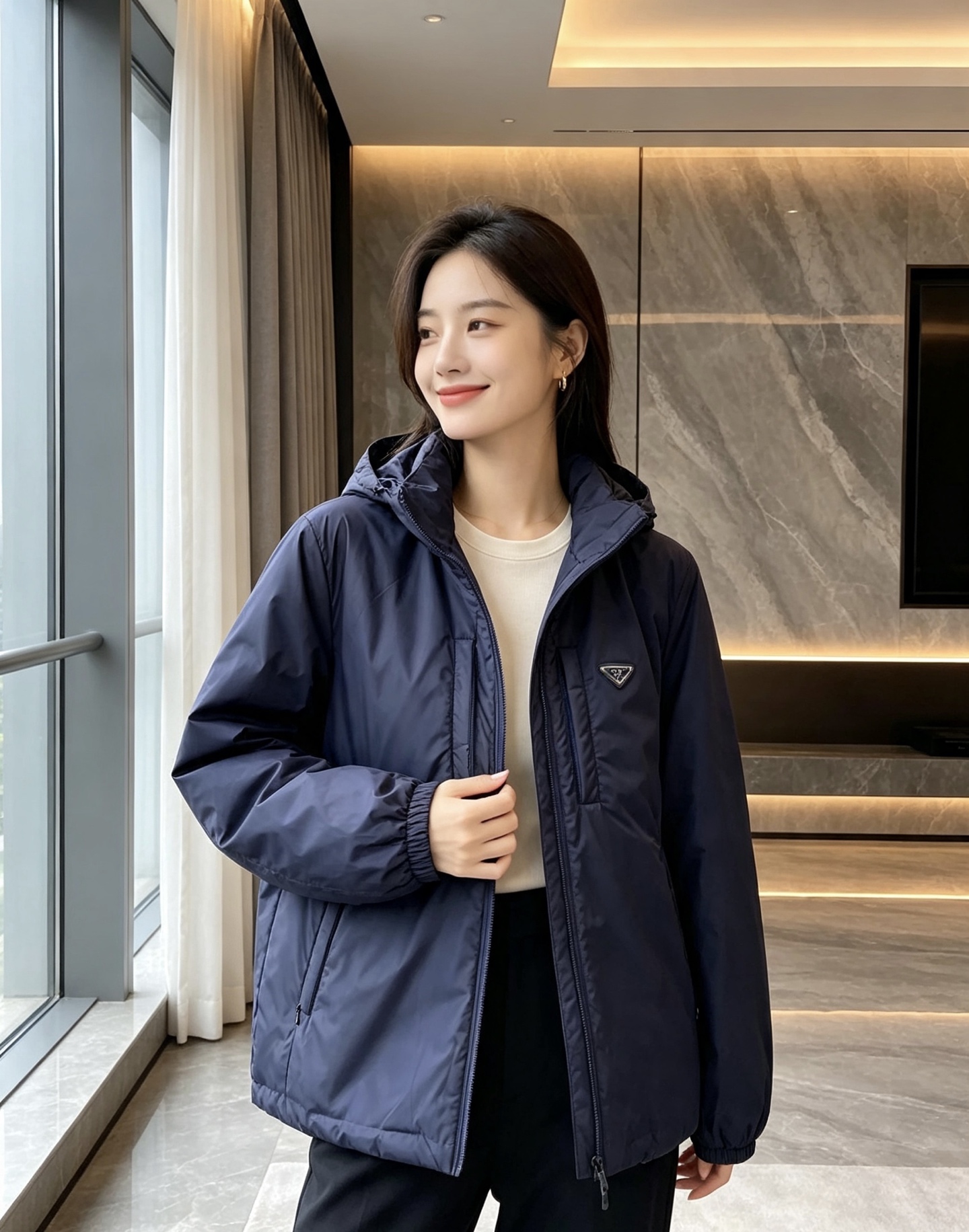Prada 普拉达 2026秋冬新款连帽轻薄羽绒服,90白鸭绒填充,轻便柔和不压身 防水防风顺滑面料,经典三角标简约大气 Prada 普拉达 2026秋冬新款连帽轻薄羽绒服,90白鸭绒填充,轻便柔和不压身 防水防风顺滑面料,经典三角标简约大气