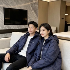 Prada 普拉达 2026秋冬新款连帽轻薄羽绒服,90白鸭绒填充,轻便柔和不压身 防水防风顺滑面料,经典三角标简约大气 Prada 普拉达 2026秋冬新款连帽轻薄羽绒服,90白鸭绒填充,轻便柔和不压身 防水防风顺滑面料,经典三角标简约大气
