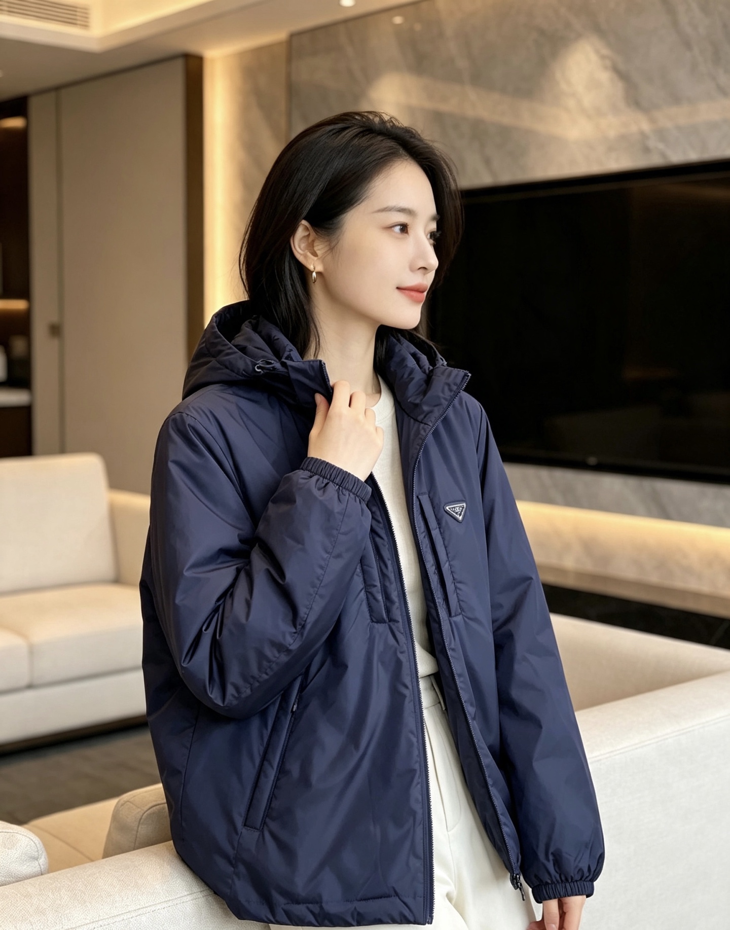 Prada 普拉达 2026秋冬新款连帽轻薄羽绒服,90白鸭绒填充,轻便柔和不压身 防水防风顺滑面料,经典三角标简约大气 Prada 普拉达 2026秋冬新款连帽轻薄羽绒服,90白鸭绒填充,轻便柔和不压身 防水防风顺滑面料,经典三角标简约大气