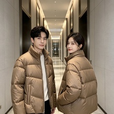 Fendi 芬迪 2026秋冬新款立领短款羽绒服 甄选90高纯度白鸭绒,充绒饱满,分段锁绒不跑绒、简约几何压线剪裁,利落 Fendi 芬迪 2026秋冬新款立领短款羽绒服 甄选90高纯度白鸭绒,充绒饱满,分段锁绒不跑绒、简约几何压线剪裁,利落
