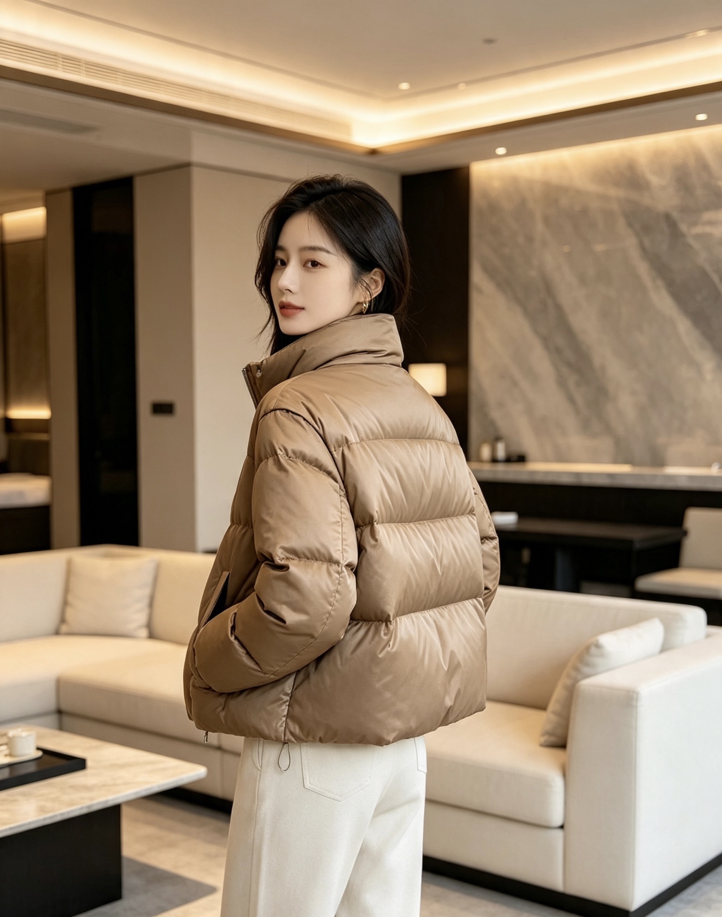 Fendi 芬迪 2026秋冬新款立领短款羽绒服 甄选90高纯度白鸭绒,充绒饱满,分段锁绒不跑绒、简约几何压线剪裁,利落 Fendi 芬迪 2026秋冬新款立领短款羽绒服 甄选90高纯度白鸭绒,充绒饱满,分段锁绒不跑绒、简约几何压线剪裁,利落