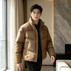 Fendi 芬迪 2026秋冬新款立领短款羽绒服 甄选90高纯度白鸭绒,充绒饱满,分段锁绒不跑绒、简约几何压线剪裁,利落 Fendi 芬迪 2026秋冬新款立领短款羽绒服 甄选90高纯度白鸭绒,充绒饱满,分段锁绒不跑绒、简约几何压线剪裁,利落