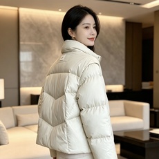 Fendi 芬迪 2026秋冬新款立领短款羽绒服 甄选90高纯度白鸭绒,充绒饱满,分段锁绒不跑绒、简约几何压线剪裁,利落 Fendi 芬迪 2026秋冬新款立领短款羽绒服 甄选90高纯度白鸭绒,充绒饱满,分段锁绒不跑绒、简约几何压线剪裁,利落