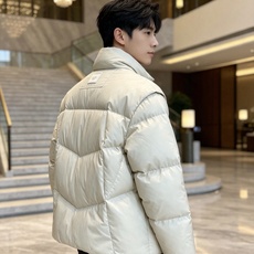 Fendi 芬迪 2026秋冬新款立领短款羽绒服 甄选90高纯度白鸭绒,充绒饱满,分段锁绒不跑绒、简约几何压线剪裁,利落 Fendi 芬迪 2026秋冬新款立领短款羽绒服 甄选90高纯度白鸭绒,充绒饱满,分段锁绒不跑绒、简约几何压线剪裁,利落