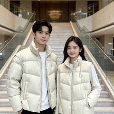 Fendi 芬迪 2026秋冬新款立领短款羽绒服 甄选90高纯度白鸭绒,充绒饱满,分段锁绒不跑绒、简约几何压线剪裁,利落 Fendi 芬迪 2026秋冬新款立领短款羽绒服 甄选90高纯度白鸭绒,充绒饱满,分段锁绒不跑绒、简约几何压线剪裁,利落