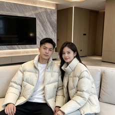 Fendi 芬迪 2026秋冬新款立领短款羽绒服 甄选90高纯度白鸭绒,充绒饱满,分段锁绒不跑绒、简约几何压线剪裁,利落 Fendi 芬迪 2026秋冬新款立领短款羽绒服 甄选90高纯度白鸭绒,充绒饱满,分段锁绒不跑绒、简约几何压线剪裁,利落